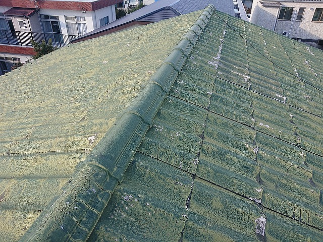 劣化が広がる屋根全景